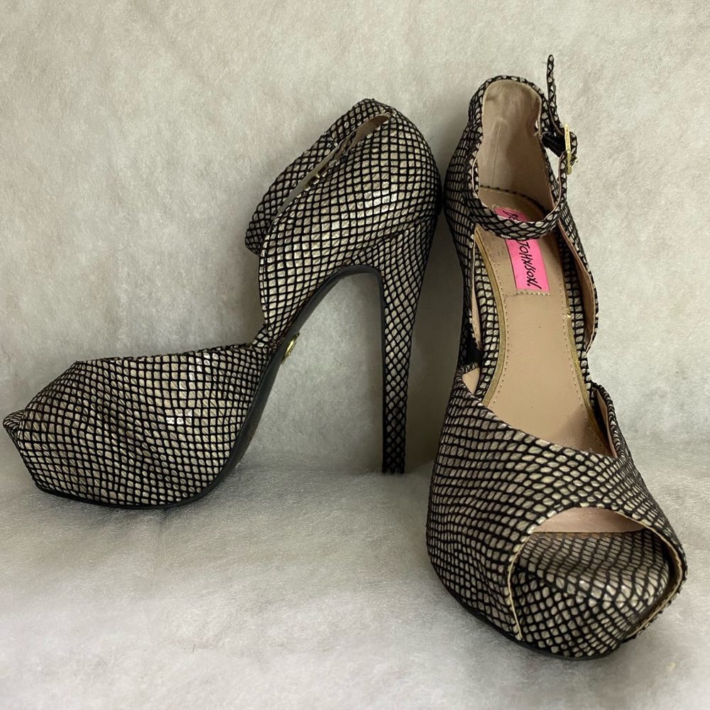 Sexy Betsy Johnson Peep-toe Heels